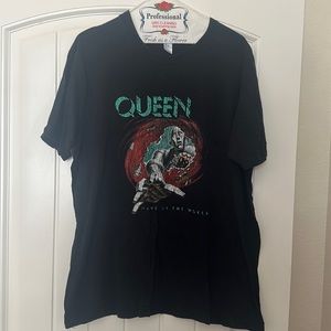 Queen Black Short Sleeve Queen Graphic Tee with Teal and Red Artwork
